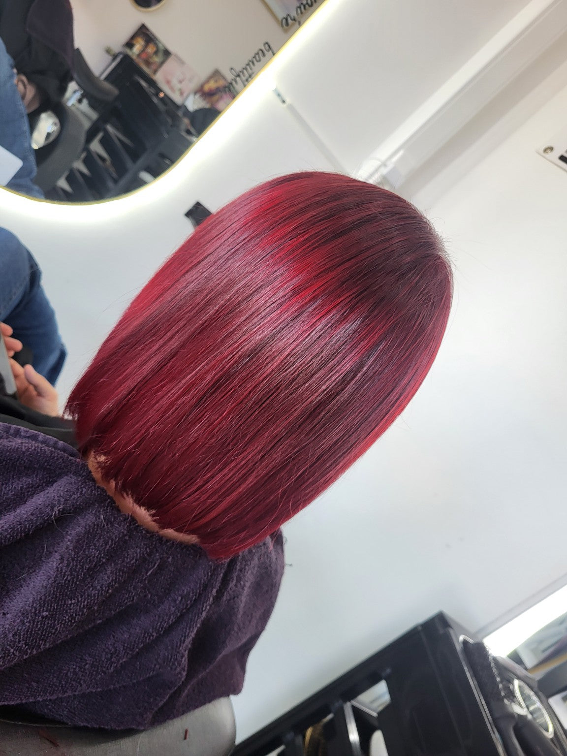 Carré rouge brillant réalisé chez HairStudio à Seraing