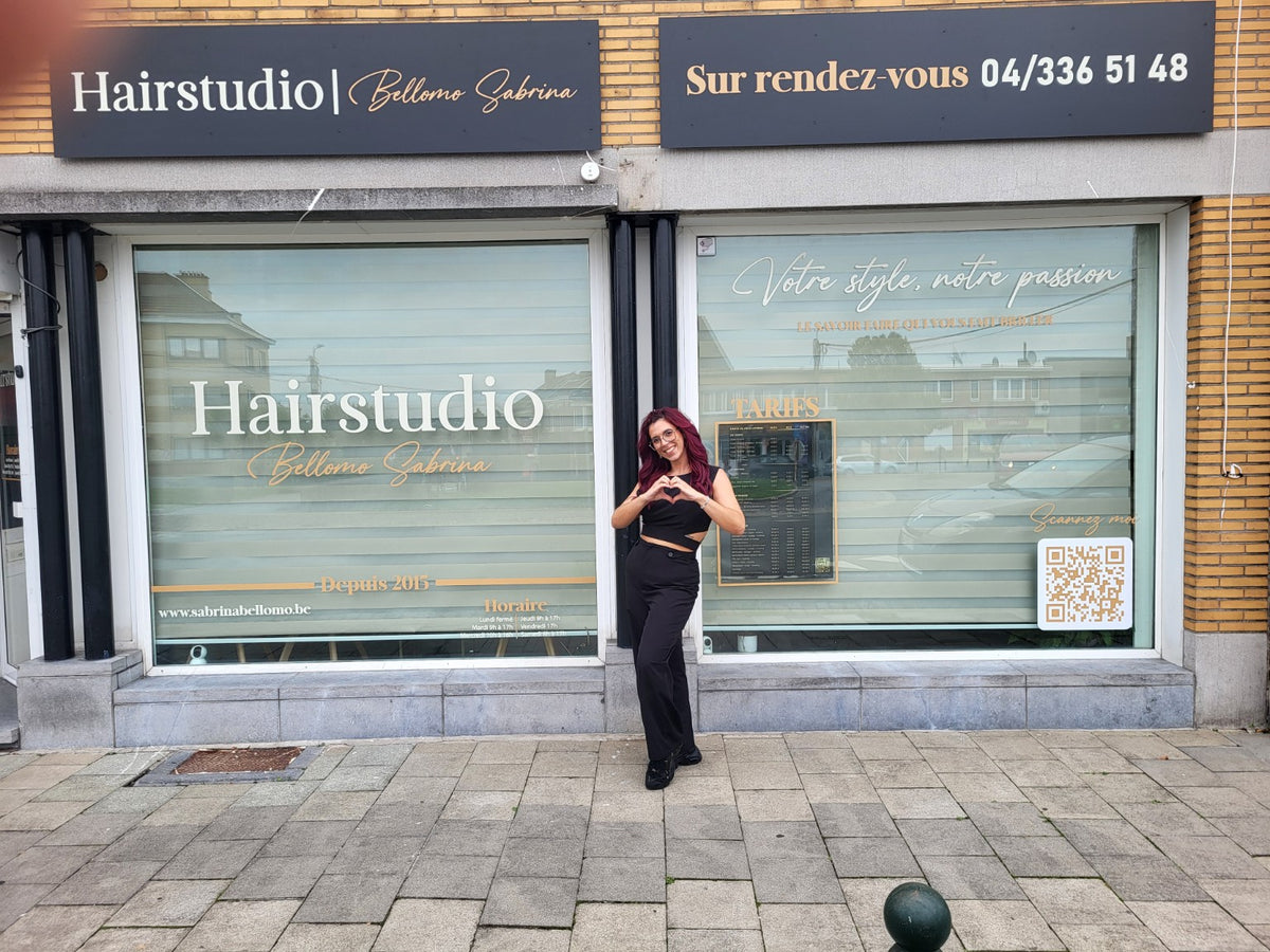 Sabrina Bellomo devant la nouvelle vitrine HairStudio à Seraing