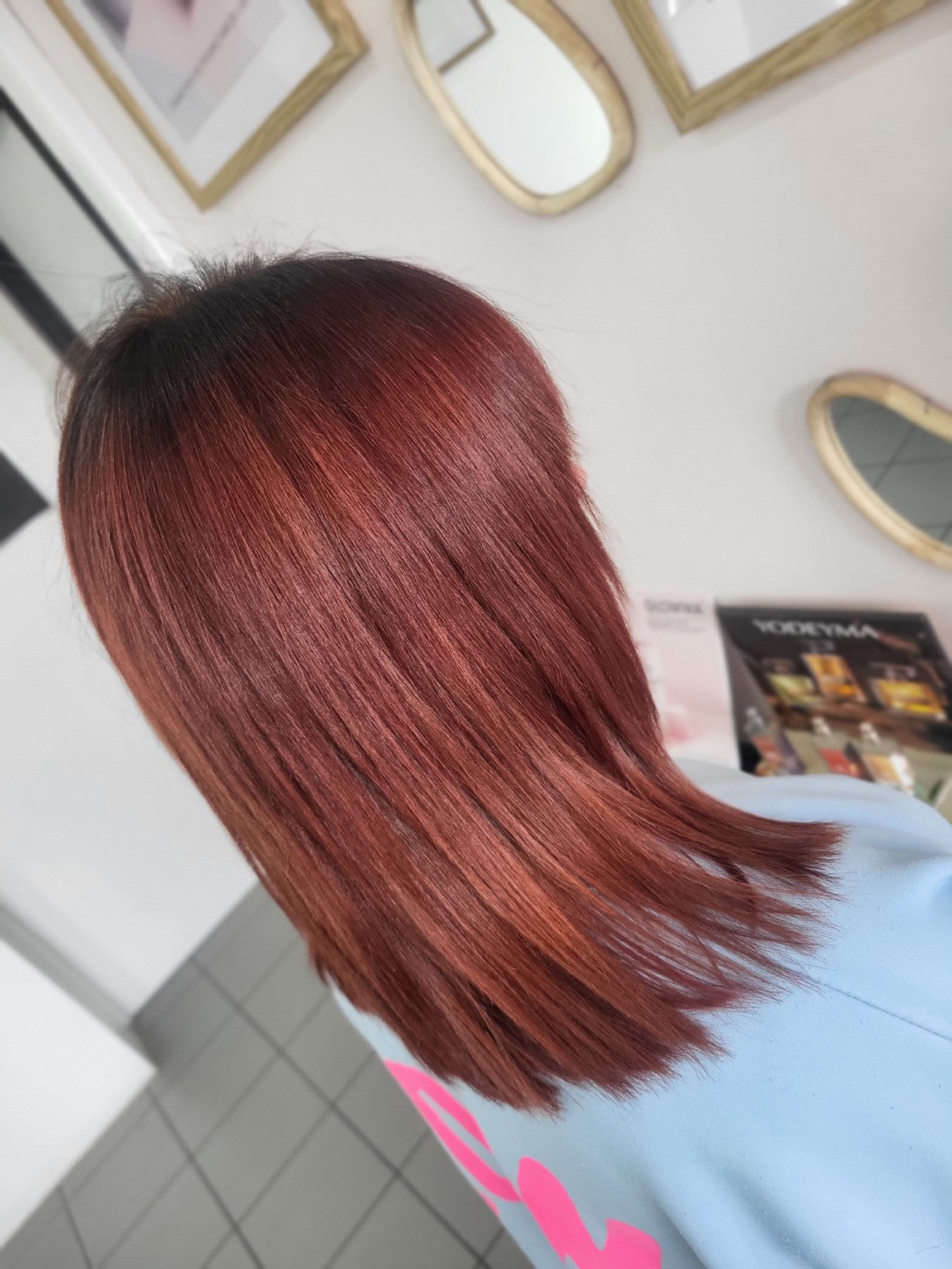 Résultat rouge profond lisse et brillant chez HairStudio à Seraing